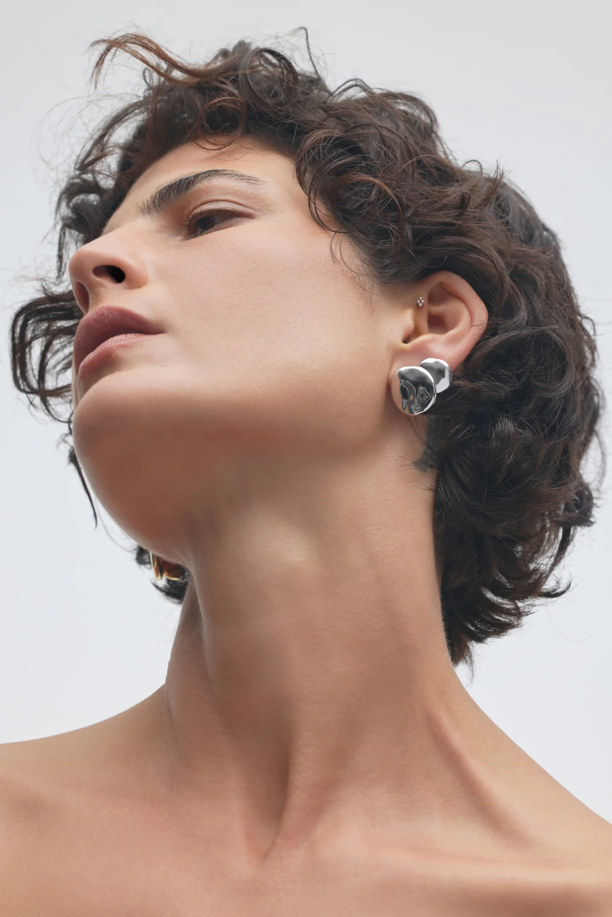 RIVOLI CAST STUD EARRINGS - Image 2